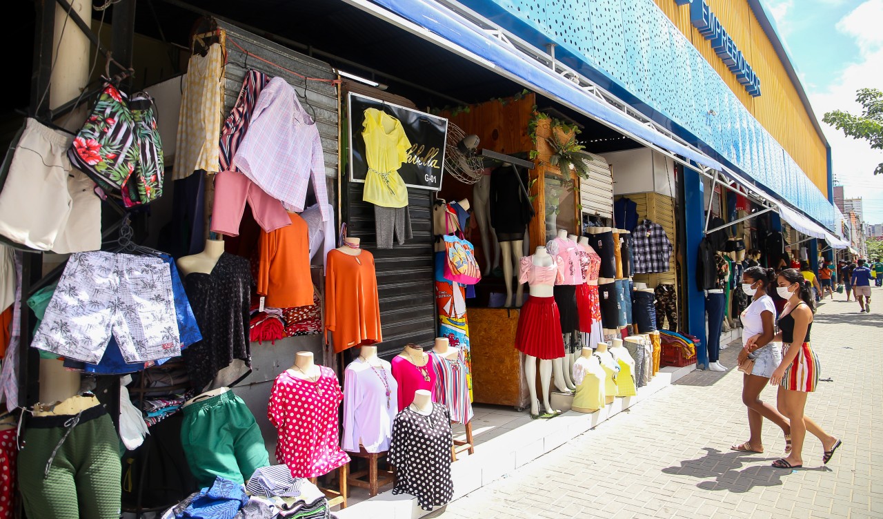 a foto mostra a rua josé avelino com pessoas entrando em uma loja